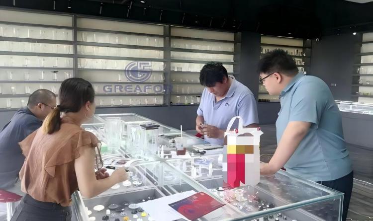 Un cliente chileno visita la fábrica de Greafor para obtener repuestos para licuadoras y servicios de fabricación OEM | Greafor