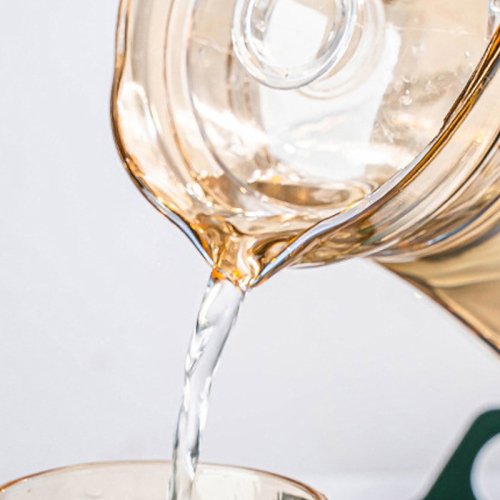 El hogar de agua fría ámbar de estilo simple del norte de Europa establece una taza de agua potable hexagonal de diamante