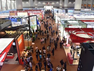 La fábrica de productos de vidrio Huijing exhibe vasos de vidrio para licuadoras y soluciones OEM/ODM en la Feria de Cantón.